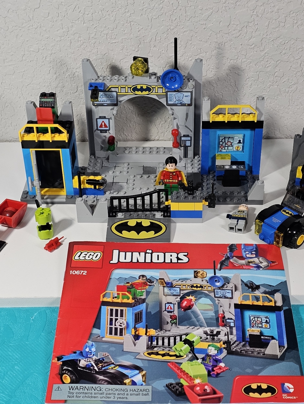 LEGO 10672 Juniors DC Batman Defend the Batcave 98% Complete